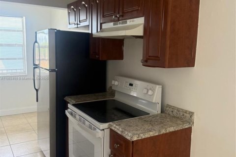 Condo in Hallandale Beach, Florida, 1 bedroom  № 1889839 - photo 10