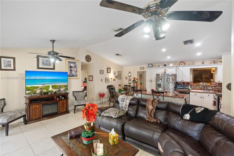 House in Miami, Florida 3 bedrooms, 171.68 sq.m. № 1992501 - photo 12