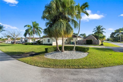 House in Miami, Florida 3 bedrooms, 171.68 sq.m. № 1992501 - photo 6