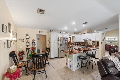 House in Miami, Florida 3 bedrooms, 171.68 sq.m. № 1992501 - photo 19