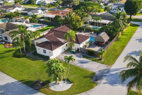 House in Miami, Florida 3 bedrooms, 171.68 sq.m. № 1992501 - photo 8