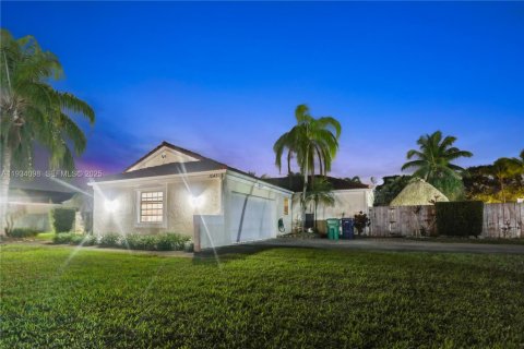 House in Miami, Florida 3 bedrooms, 171.68 sq.m. № 1992501 - photo 1