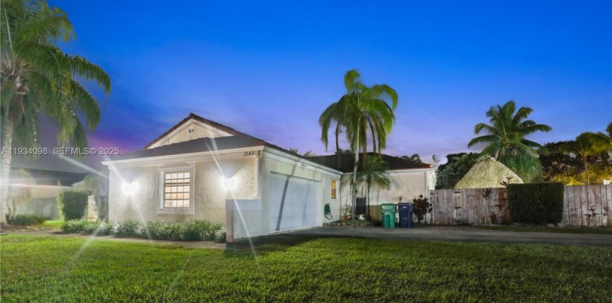 House in Miami, Florida 3 bedrooms, 171.68 sq.m. № 1992501