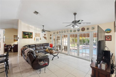 House in Miami, Florida 3 bedrooms, 171.68 sq.m. № 1992501 - photo 11