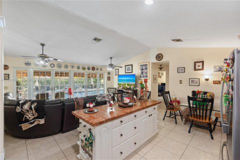 House in Miami, Florida 3 bedrooms, 171.68 sq.m. № 1992501 - photo 17