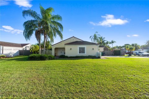 House in Miami, Florida 3 bedrooms, 171.68 sq.m. № 1992501 - photo 9