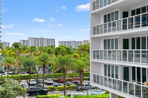 Condo in Fort Lauderdale, Florida, 1 bedroom № 2189726 - photo 28