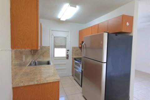 Снять в аренду квартиру в Опа-Локка, Флорида 1 спальня, 222.97м2, № 2037969 - фото 4