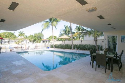 Casa en alquiler en North Miami, Florida, 4 dormitorios, 198.81 m2 № 2016844 - foto 2