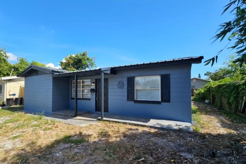 House in Pinellas Park, Florida 3 bedrooms, 89.37 sq.m. № 1898402 - photo 1