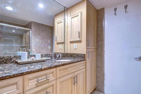 Condo in Clearwater, Florida, 2 bedrooms  № 2235509 - photo 11