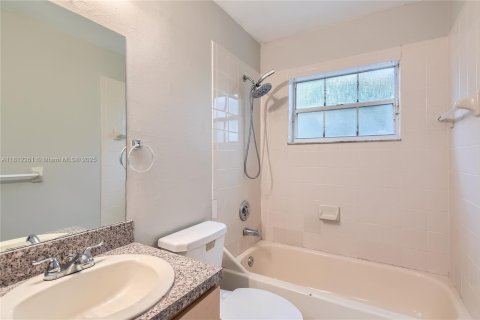 House in Miami Gardens, Florida 4 bedrooms, 128.3 sq.m. № 1759109 - photo 13