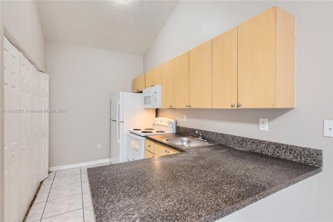 House in Miami Gardens, Florida 4 bedrooms, 128.3 sq.m. № 1759109 - photo 9