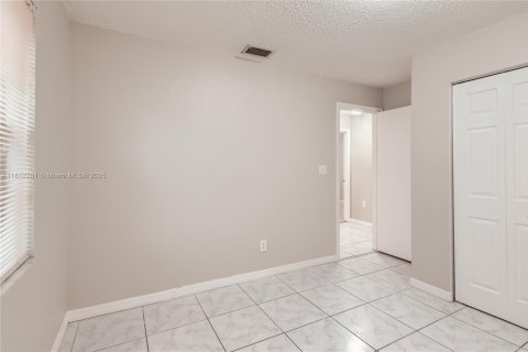 House in Miami Gardens, Florida 4 bedrooms, 128.3 sq.m. № 1759109 - photo 17