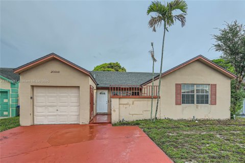 House in Miami Gardens, Florida 4 bedrooms, 128.3 sq.m. № 1759109 - photo 1