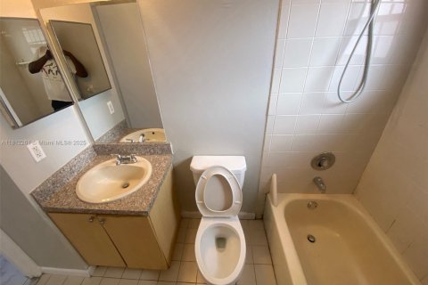House in Miami Gardens, Florida 4 bedrooms, 128.3 sq.m. № 1759109 - photo 16