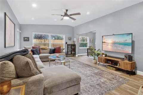 Villa ou maison à vendre à Belle Isle, Floride: 4 chambres, 162.21 m2 № 2093674 - photo 6