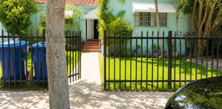 Propiedad comercial en Miami, Florida 197.51 m2 № 2168576