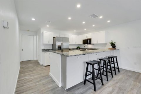 Townhouse in Englewood, Florida 3 bedrooms, 140.84 sq.m. № 2206785 - photo 10