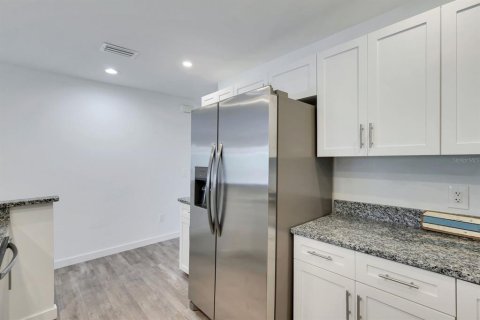 Townhouse in Englewood, Florida 3 bedrooms, 140.84 sq.m. № 2206785 - photo 13