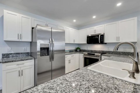 Townhouse in Englewood, Florida 3 bedrooms, 140.84 sq.m. № 2206785 - photo 9