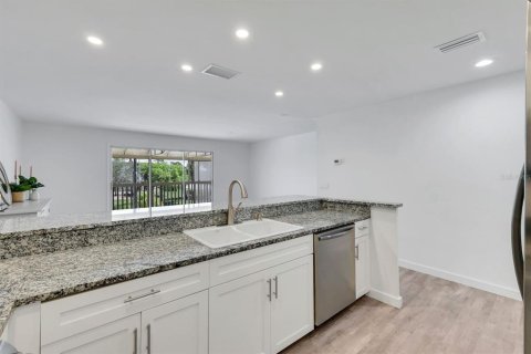 Townhouse in Englewood, Florida 3 bedrooms, 140.84 sq.m. № 2206785 - photo 12