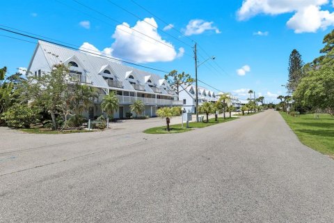 Townhouse in Englewood, Florida 3 bedrooms, 140.84 sq.m. № 2206785 - photo 3