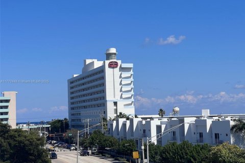 Condominio en venta en Pompano Beach, Florida, 2 dormitorios, 74.32 m2 № 1695551 - foto 1