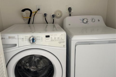 House in Weston, Florida 3 bedrooms, 175.86 sq.m. № 2040884 - photo 18