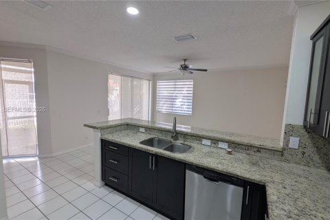 House in Weston, Florida 3 bedrooms, 175.86 sq.m. № 2040884 - photo 14
