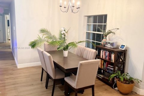 Casa en venta en Pembroke Pines, Florida, 3 dormitorios, 125.98 m2 № 1998991 - foto 5