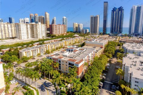 Copropriété à louer à Sunny Isles Beach, Floride: 2 chambres, 95.13 m2 № 1932076 - photo 1