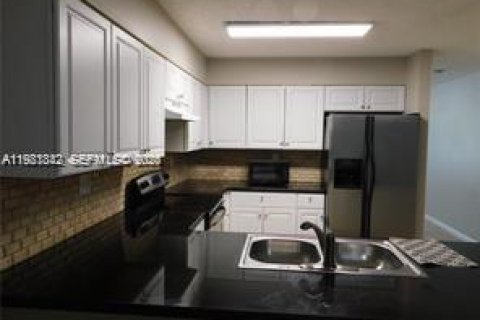 House in Coral Springs, Florida 3 bedrooms, 298.77 sq.m. № 2043159 - photo 5