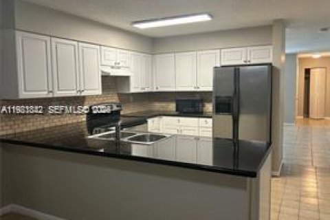 House in Coral Springs, Florida 3 bedrooms, 298.77 sq.m. № 2043159 - photo 9