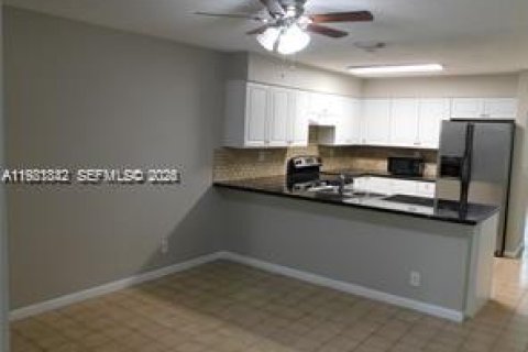 House in Coral Springs, Florida 3 bedrooms, 298.77 sq.m. № 2043159 - photo 7