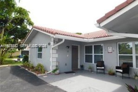 House in Coral Springs, Florida 3 bedrooms, 298.77 sq.m. № 2043159
