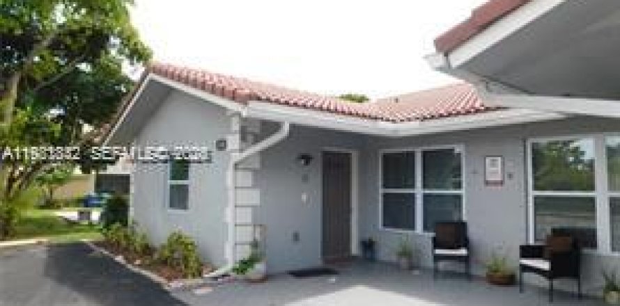 House in Coral Springs, Florida 3 bedrooms, 298.77 sq.m. № 2043159