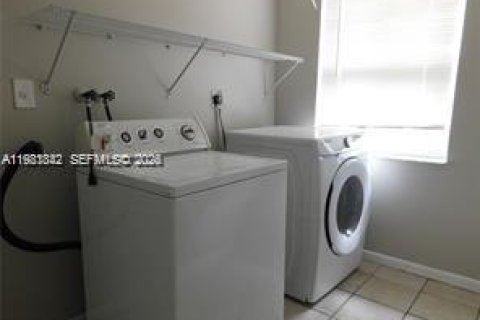 House in Coral Springs, Florida 3 bedrooms, 298.77 sq.m. № 2043159 - photo 21