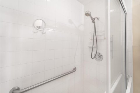 Condo in Englewood, Florida, 2 bedrooms № 2220875 - photo 25