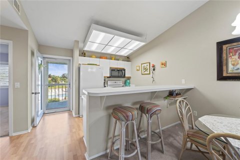 Condo in Englewood, Florida, 2 bedrooms № 2220875 - photo 6