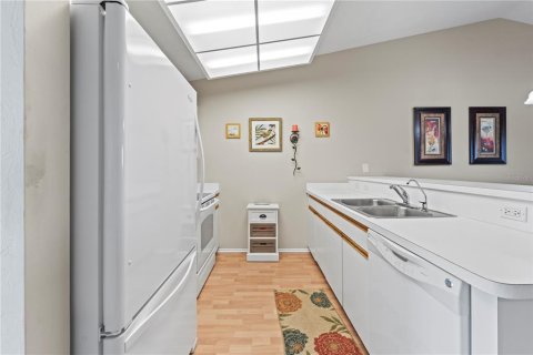 Condo in Englewood, Florida, 2 bedrooms № 2220875 - photo 8