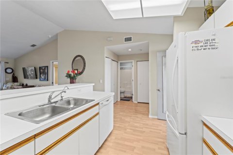 Condo in Englewood, Florida, 2 bedrooms № 2220875 - photo 9