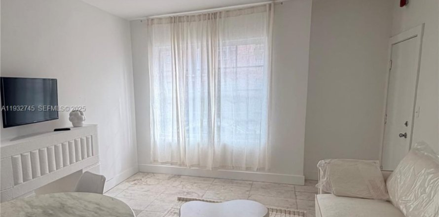 Condominio en Miami Beach, Florida, 1 dormitorio  № 1993051
