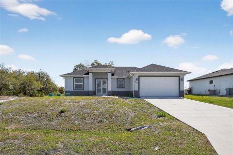 House in Lehigh Acres, Florida 3 bedrooms, 142.79 sq.m. № 2100469 - photo 2