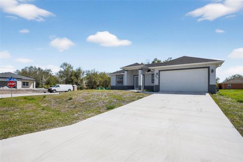 House in Lehigh Acres, Florida 3 bedrooms, 142.79 sq.m. № 2100469 - photo 3