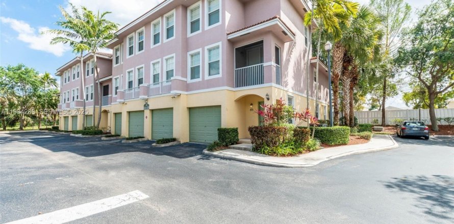 Таунхаус в Корал-Спрингс, Флорида 2 спальни, 117.8м2 № 1992659