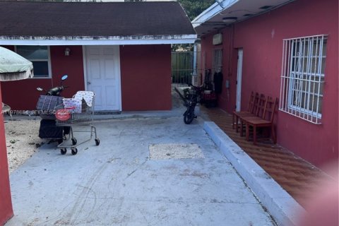 Villa ou maison à vendre à Miami, Floride: 7 chambres, 221.85 m2 № 2044491 - photo 2