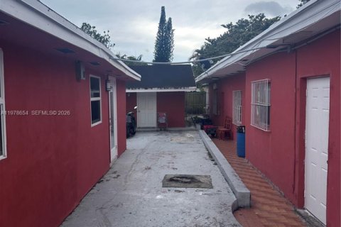 Villa ou maison à vendre à Miami, Floride: 7 chambres, 221.85 m2 № 2044491 - photo 5