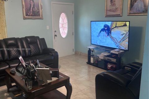 Villa ou maison à vendre à Miami, Floride: 7 chambres, 221.85 m2 № 2044491 - photo 8