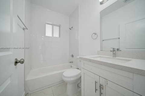 House in Miami, Florida 3 bedrooms, 215.25 sq.m. № 1973723 - photo 12